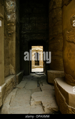 Petite entrée parmi les hiéroglyphes sur des colonnes et des murs du temple de Karnak à Louxor, Egypte. Banque D'Images