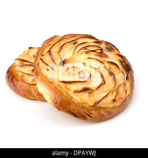 De délicieux petits pains à la crème sucré isolé sur fond blanc Banque D'Images