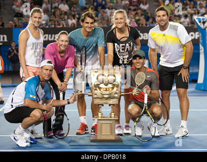 Melbourne, Australie. Jan 11, 2014. (L-R) de l'Australie, Lleyton Hewitt, Eugenie Bouchard du Canada, Samantha Stosur de l'Australie, de la suisse Roger Federer, Victoria Azarenka du Bélarus, de l'Espagne de Rafael Nadal et Patrick Rafter de l'Australie posent pour des photos au cours de la journée pour les enfants de l'avant match d'exhibition de l'Australian Open de tennis à Melbourne, Australie, le 11 janvier 2014. Credit : Bai Xue/Xinhua/Alamy Live News Banque D'Images