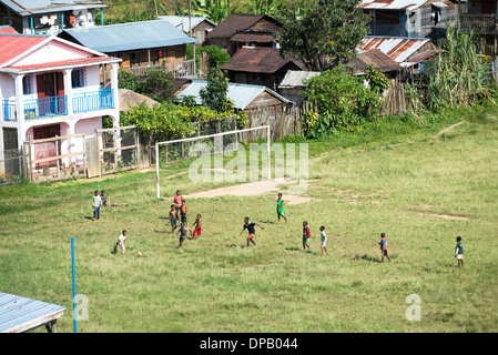 Les jeunes enfants malgaches jouant au football / soccer à Andasibe village de Madagascar. Banque D'Images