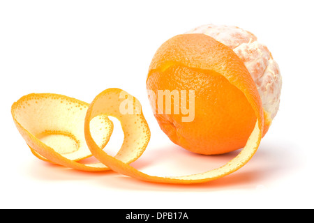 Orange avec la peau en spirale pelées isolé sur fond blanc Banque D'Images