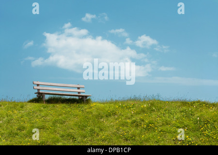 Banc sur fond de ciel. Scène tranquille. Banque D'Images