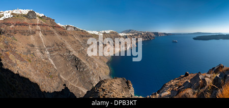 Vue panoramique sur le littoral sur l'île grecque de Santorin. Banque D'Images