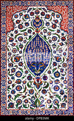 Revêtement mural Panneau avec décoration florale, du mausolée du Sultan ottoman Selim II (1566-1574) Istanbul Constantinople Banque D'Images