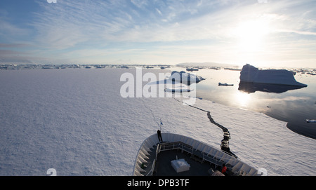 Bateau de croisière briser la glace en Antarctique Banque D'Images