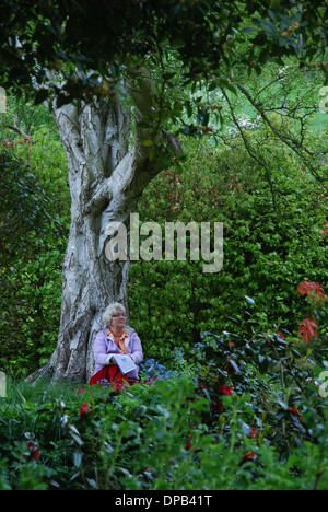 Méditant dans Somerset Glastonbury Chalice Well UK Banque D'Images