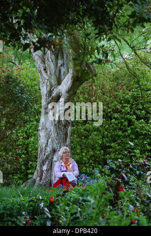 Méditant dans Somerset Glastonbury Chalice Well UK Banque D'Images