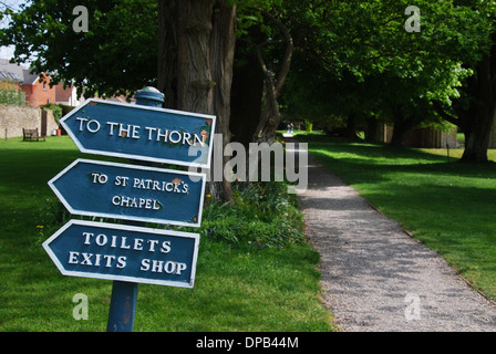 Signes à Glastonbury Abbey Gardens, Somerset UK Banque D'Images