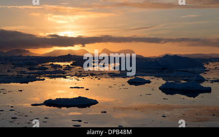 Paysage de l'Antarctique - Superbe coucher du soleil sur la façon de le Cercle Antarctique Banque D'Images