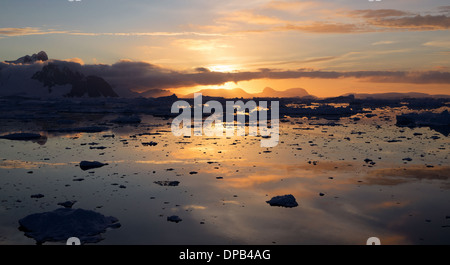 Paysage de l'Antarctique - Superbe coucher du soleil sur la façon de le Cercle Antarctique Banque D'Images