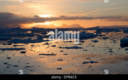 Paysage de l'Antarctique - Superbe coucher du soleil sur la façon de le Cercle Antarctique Banque D'Images