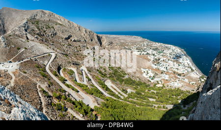 La route sinueuse qui mène de Kamari près des ruines de l'ancienne Thira sur Messavouno montagne sur l'île grecque de Santorin. Banque D'Images