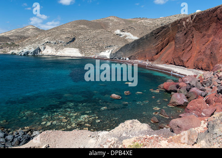 Akrotiri Beach près de rouge sur l'île grecque de Santorin. Banque D'Images