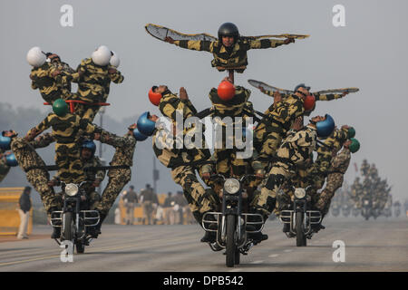 New Delhi, Inde. Jan 11, 2014. Les membres des forces de sécurité des frontières de l'Inde pour répéter la Journée de la République 2014 célébrations le Rajpath à New Delhi, Inde, le 11 janvier 2014. L'Inde célèbre son 65e jour de la République le 26 janvier. Credit : Zheng Huansong/Xinhua/Alamy Live News Banque D'Images