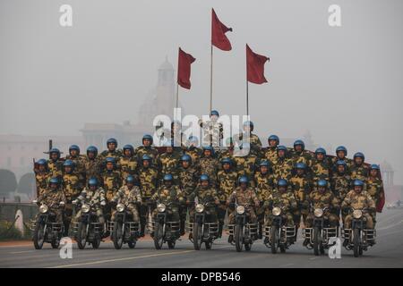 New Delhi, Inde. Jan 11, 2014. Les membres des forces de sécurité des frontières de l'Inde pour répéter la Journée de la République 2014 célébrations le Rajpath à New Delhi, Inde, le 11 janvier 2014. L'Inde célèbre son 65e jour de la République le 26 janvier. Credit : Zheng Huansong/Xinhua/Alamy Live News Banque D'Images