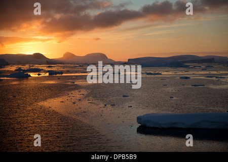 Paysage de l'Antarctique - Superbe coucher du soleil sur la façon de le Cercle Antarctique Banque D'Images