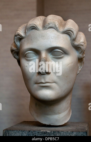 Portrait en marbre romain tête d'une femme avec un pont de nez restauré IIe siècle APR. J.-C. 110–120 APR. J.-C. Glyptothek de la période Trajanique à Munich Banque D'Images