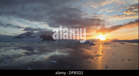 Paysage de l'Antarctique - Superbe coucher du soleil sur la façon de le Cercle Antarctique Banque D'Images