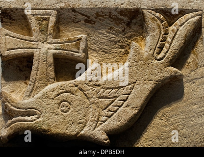 Décor architecture funéraire, poisson sur la croix, symbole de Jésus Christ Louxor Egypte, 400-500 calcaire égyptien Banque D'Images