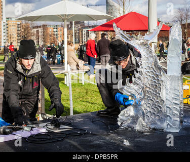 Londres, Royaume-Uni, 10 janvier 2014. Rencontrez des concurrents à Canary Wharf à Londres pour le festival de sculpture sur glace 2014. Le Festival se compose de 3 compétitions et est contesté par 20 sculpteurs sur glace international d'Europe, d'Afrique et les Etats-Unis. Banque D'Images