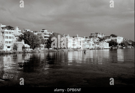 Une vue sur le lac Pichola à Udaipur City Palace au Rajasthan en Inde en Asie du Sud. Billet Wanderlust Évasion paysage de beauté Banque D'Images