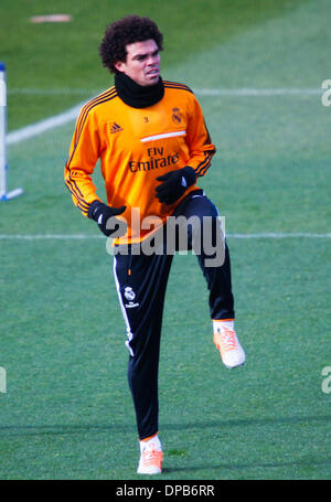 Madrid, Espagne. Jan 11, 2014. Pepe lors d'une session de formation du Real Madrid au complexe sportif de Valdebebas en avant du match de Liga entre le Real Madrid et l'espagnol, le 11 janvier 2014 à Madrid, Espagne Credit : Sl/Madridismo Madridismo/ZUMAPRESS.com/Alamy Live News Banque D'Images