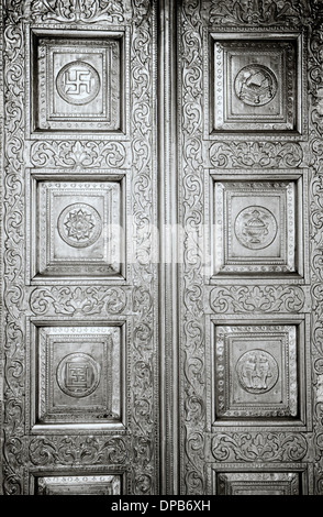 Jain temple porte dans Udaipur au Rajasthan en Inde en Asie du Sud. L'histoire de l'Art Culture Religion religieux spirituel est l'Swaztika Swastika Banque D'Images