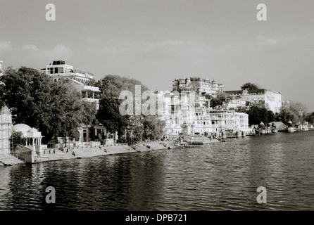 Une vue sur le lac Pichola à Udaipur City Palace au Rajasthan en Inde en Asie du Sud. Billet Wanderlust Évasion paysage de beauté Banque D'Images