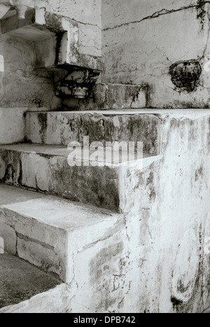 La photographie de voyage - architecture escalier du palais de ville à Udaipur au Rajasthan en Inde en Asie du Sud. Étapes de construction d'escalier antique Banque D'Images