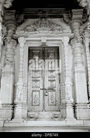 Jain temple porte dans Udaipur au Rajasthan en Inde en Asie du Sud. L'histoire de l'Art Culture Religion religieux spirituel est l'Swaztika Swastika Banque D'Images