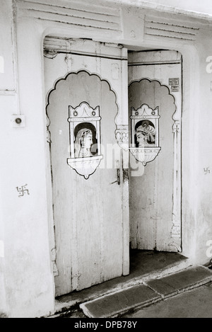 Une porte à Udaipur au Rajasthan en Inde en Asie du Sud. Homme Femme Wanderlust Travel House Architecture Accueil Tradition traditionnelle Banque D'Images