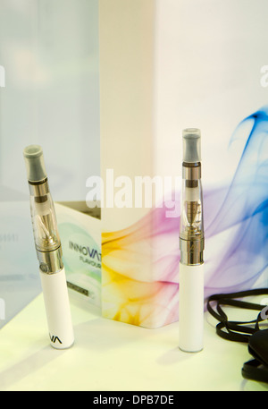 La cigarette électronique ou e-cigarette à l'écran dans un magasin en Espagne. Banque D'Images