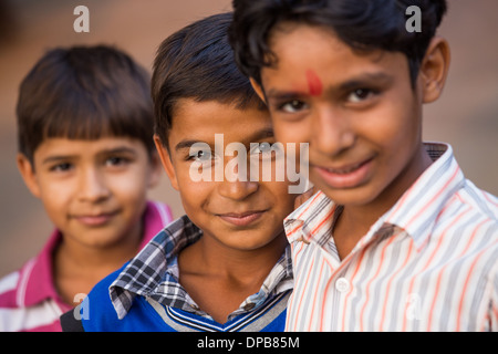 Les garçons locaux, Bagar, Rajasthan, Inde Banque D'Images