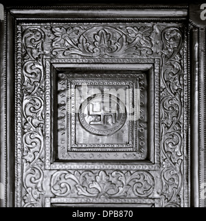 Jain temple porte dans Udaipur au Rajasthan en Inde en Asie du Sud. L'histoire de l'Art Culture Religion religieux spirituel est l'Swaztika Swastika Banque D'Images