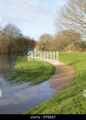 Sentier inondé de Bradville, Milton Keynes, Buckinghamshire, Angleterre. Banque D'Images