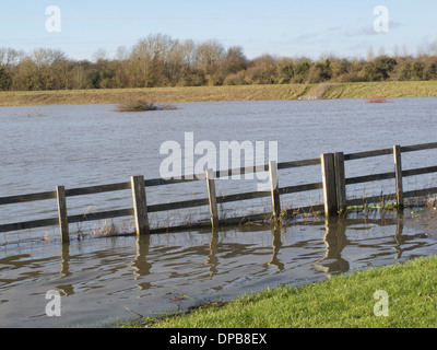 Sentier inondé de Bradville, Milton Keynes, Buckinghamshire, Angleterre. Banque D'Images