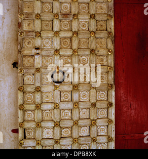 La photographie de voyage - une porte ouvragée dans le palais de ville Udaipur au Rajasthan en Inde en Asie du Sud. Historique L'histoire Banque D'Images