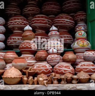 La poterie en Udaipur au Rajasthan en Inde en Asie du Sud. Billet d'artisanat Culture Wanderlust Indian Business Shop histoire Tradition traditionnel Still Life Banque D'Images
