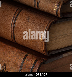 Vieux livres en reliure en cuir brun avec dates montrant sur la colonne vertébrale. Banque D'Images