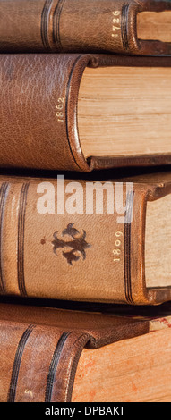 Vieux livres en reliure en cuir brun avec dates montrant sur la colonne vertébrale. Banque D'Images