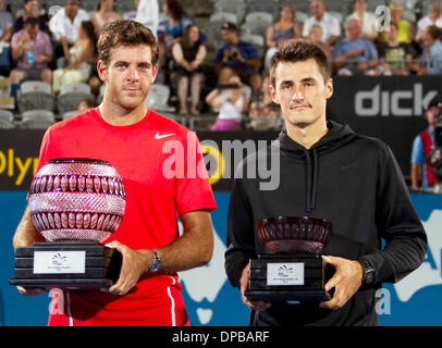 Sydney, Australie. Jan 11, 2014. Juan Martin Del Potro (L) de l'Argentine et l'Australie de Bernard Tomic posent pour la photo au cours de la cérémonie de la finale du tournoi de Sydney au tournoi international de tennis, à Sydney, Australie, le 11 janvier 2014. Juan Martin Del Potro a soutenu le titre avec 2-0. Credit : Jin Linpeng/Xinhua/Alamy Live News Banque D'Images