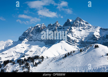 Les Dents du Midi au-dessus de la Val d'Illiez du village de Champoussin une partie des Portes du Soleil Valais Suisse Banque D'Images