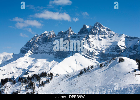 Les Dents du Midi au-dessus de la Val d'Illiez du village de Champoussin une partie des Portes du Soleil Valais Suisse Banque D'Images