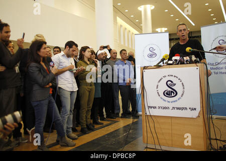 Tel Aviv, Israël. Jan 11, 2014. Gilad Sharon (R), fils d'Ariel Sharon, parle aux médias au Centre médical Chaim Sheba à Tel Hashomer près de Tel Aviv, Israël, après que l'hôpital a signalé la mort de Sharon, le 11 janvier 2014. L'ancien Premier Ministre israélien Ariel Sharon est décédé dans un hôpital près de Tel-Aviv à l'âge de 85 ans, un porte-parole de l'hôpital Xinhua a dit samedi. Credit : Muammar Awad/Xinhua/Alamy Live News Banque D'Images