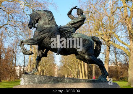 Londres, Angleterre, Royaume-Uni. Sculpture dans les jardins de Kensington. 'L'énergie physique' (1907) a dévoilé de George Frederick Watts (1817-1904) Banque D'Images