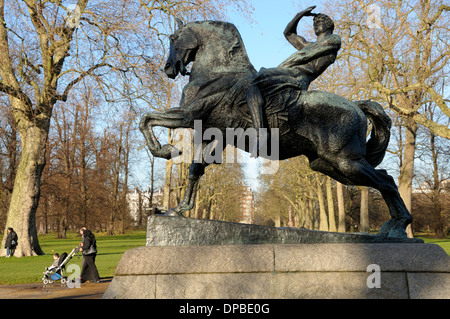 Londres, Angleterre, Royaume-Uni. Sculpture dans les jardins de Kensington. 'L'énergie physique' (1907) a dévoilé de George Frederick Watts (1817-1904) Banque D'Images