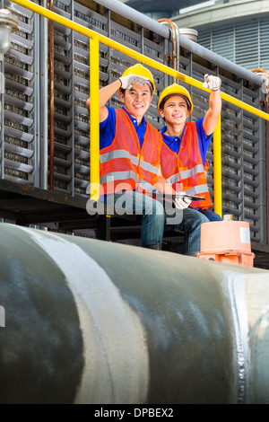 Constructeur asiatique ou techniciens ou ingénieurs sur site industriel ou de l'équipement technique Banque D'Images