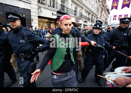 Metropolitan Police clash avec les manifestants au Golden Square à Londres Grande-bretagne 11 juin 2013. Des centaines de policiers en tenue de combat sur Banque D'Images