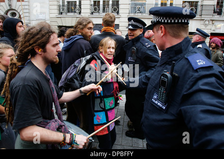 Metropolitan Police clash avec les manifestants au Golden Square à Londres Grande-bretagne 11 juin 2013. Des centaines de policiers en tenue de combat sur Banque D'Images