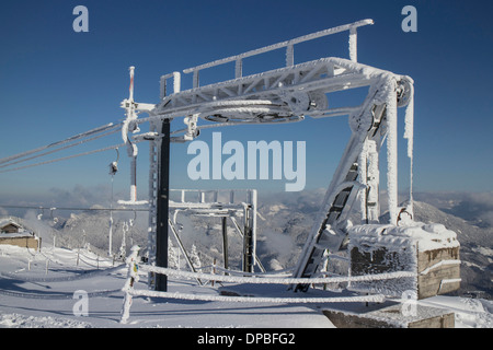 Allemagne, Bavière, Sudelfeld, télésiège et les montagnes en hiver Banque D'Images